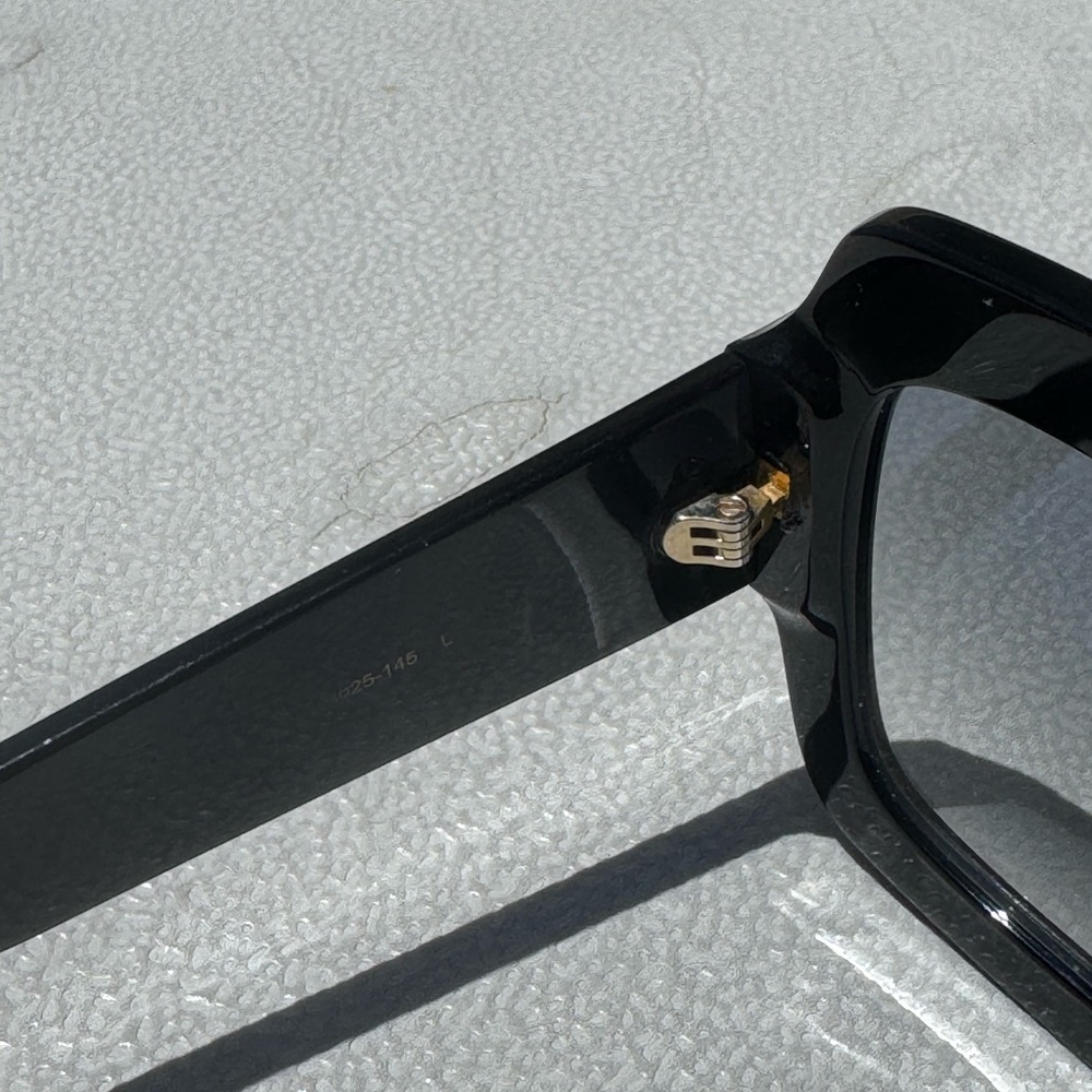 Gucci Oversized Square Sunglasses in Black - Picture 3 of 7